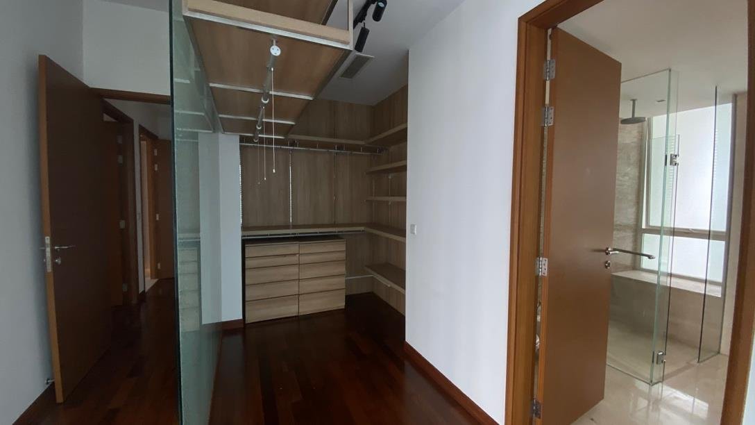 Empty condo unit after end of tenancy cleaning