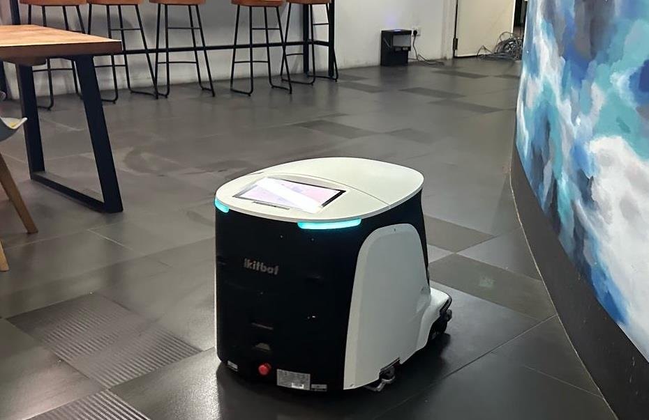 iKilbot floor-cleaning robot in a commercial space